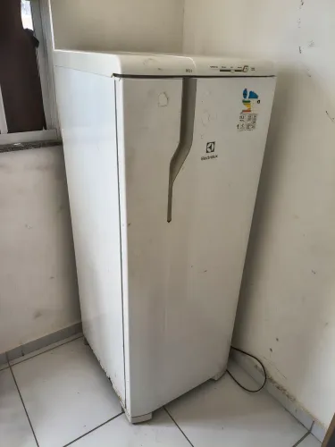 Geladeira Eletrolux 240L