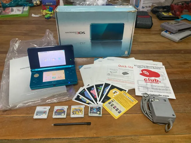 Nintendo 3DS com caixa, manuais, panfletos, ar cards + 4 jogos físicos + fonte original.