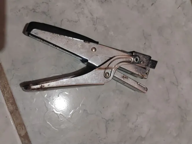 Grampeador e furador de papel