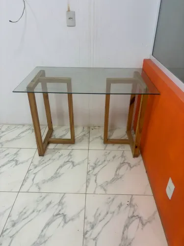 Mesa com tampa de vidro