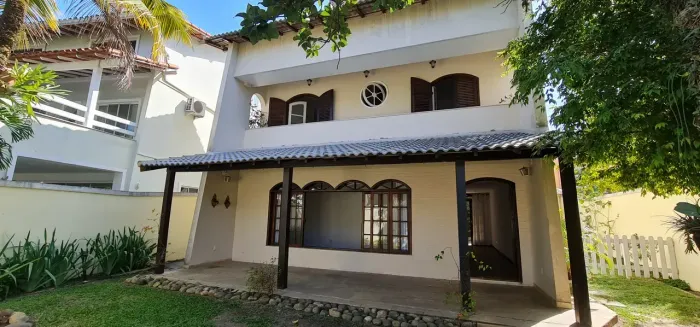 Casa com 251m², com 03 quartos, condominio fechado, triplex, com infraestrutura de lazer e