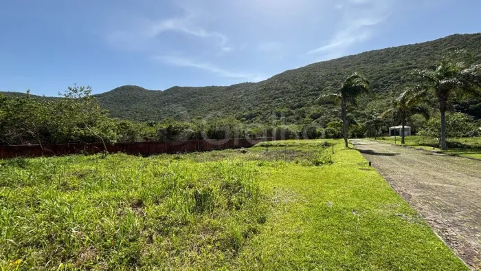 Terreno com 400 m2 no bairro Pântano do Sul em Florianópolis SC