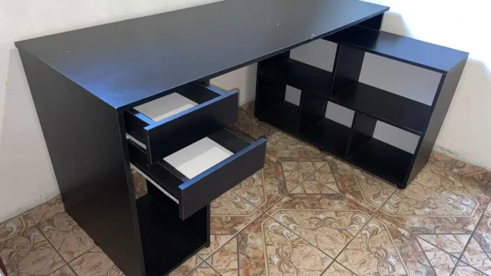 Mesa de Computador em L 150cm 2 gaveta e 6 nichos 