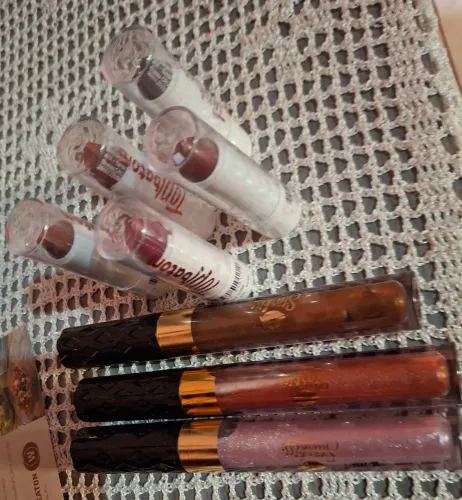 BATOM HIDRATANTE LABIAL E GLOSS