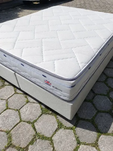 Cama box conservada