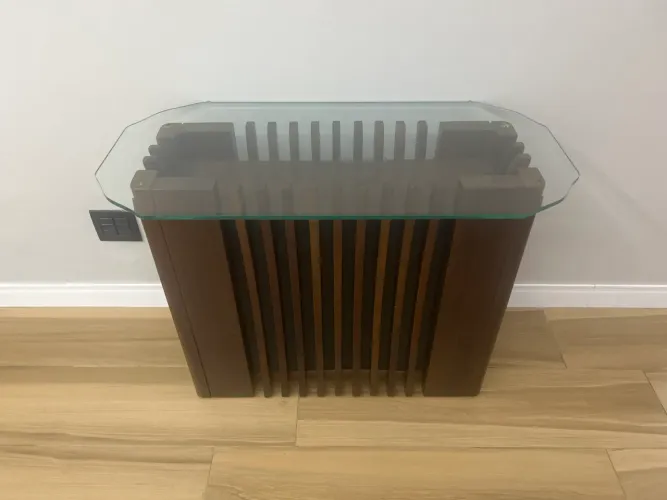 Aparador de madeira maciça com tampo de vidro