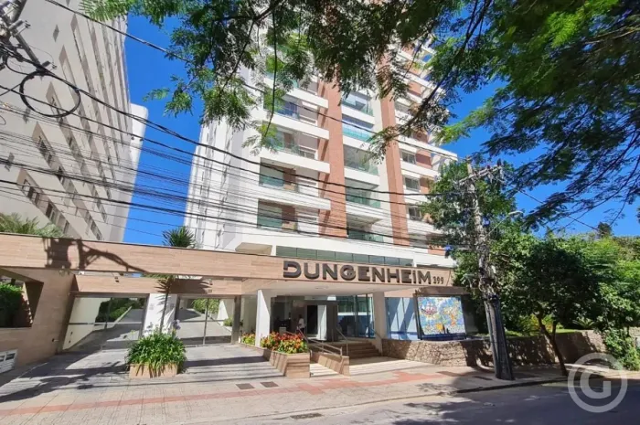 Viva no coração de Florianópolis: apartamento espaçoso e confortável com vista para o mar