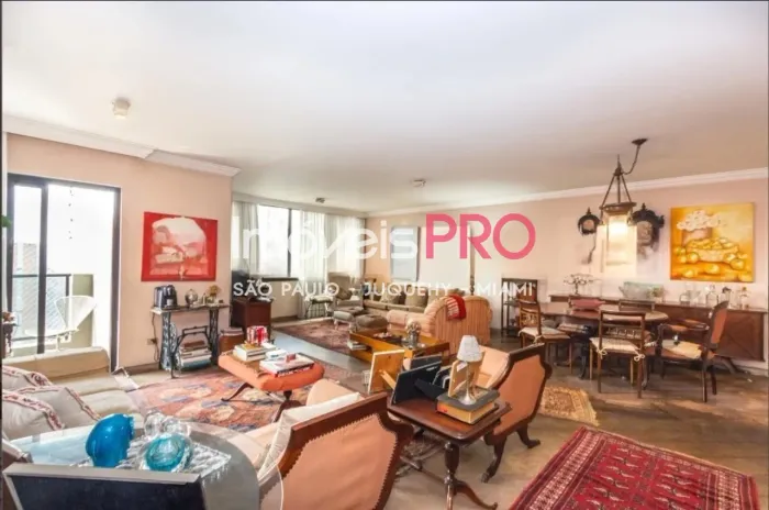 Apartamento amplo, andar alto, face norte, próximo ao Parque Ibirapuera.