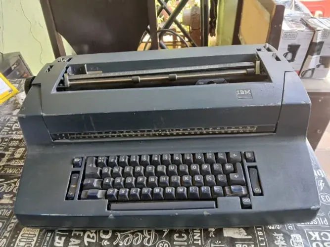 MÁQUINA DE ESCREVER ELÉTRICA IBM