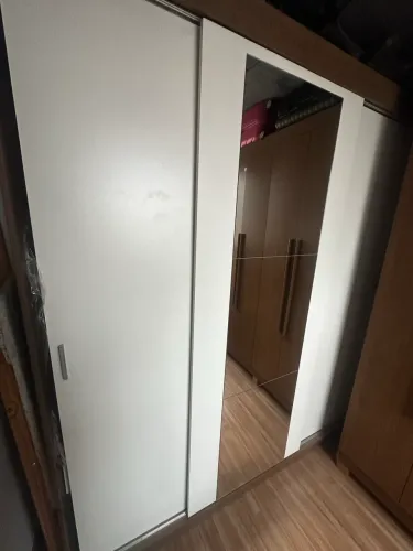 Guarda roupa com espelho, impecável!