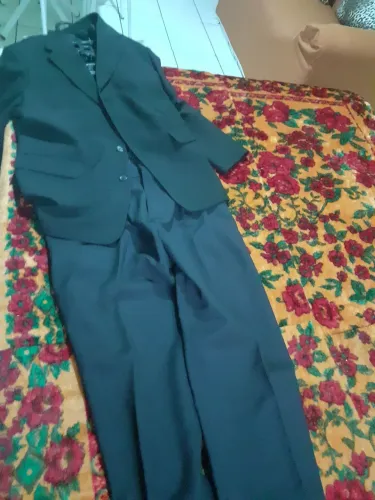Paleto e uma calça preta