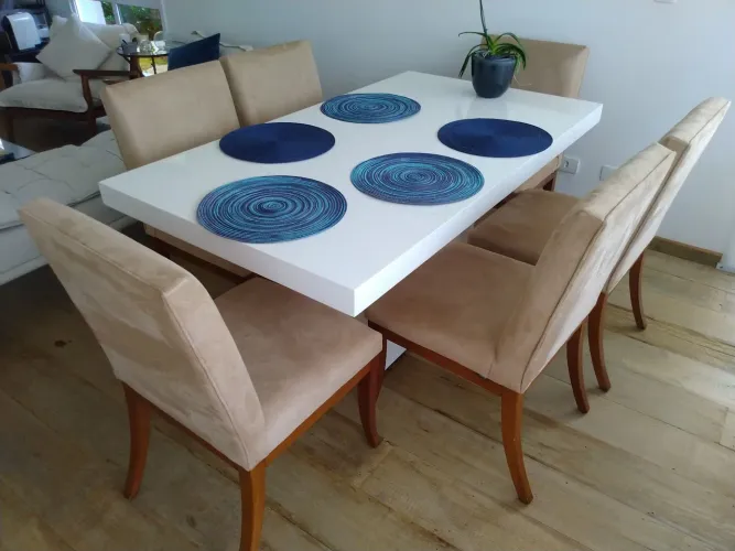 Conjunto mesa e cadeiras de jantar