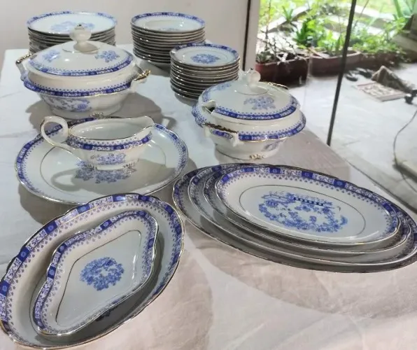 Jogo de jantar, Real, completo, em tons de azul e branco e detalhes em dourado.