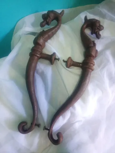 Antigo par de puxadores em ferro para portão / porta em ferro com cabeça de dragão <br><br>