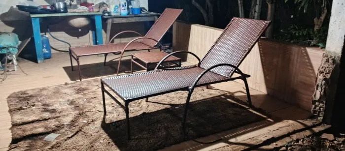 Jogo de espreguiçadeiras e mesa de centro pronto entrega.