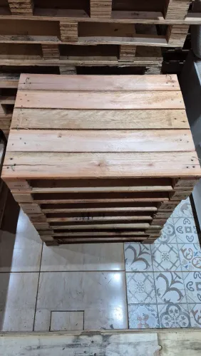 Pallets seminovos medida 0.80 cm por 0.60 cm, madeira eucalipto resistente, entregamos.