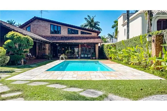 Casa em condomínio à venda na Praia de Pernambuco - Guarujá