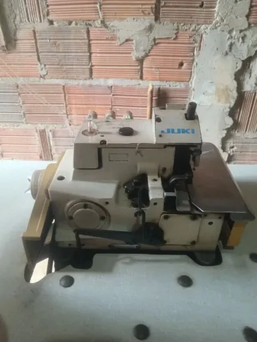 Maquina de costura overlooque em bom estado