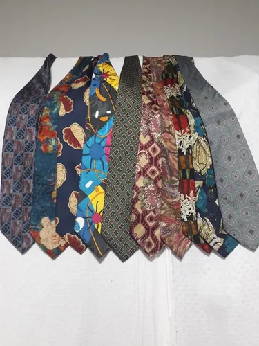 Vendo gravatas estilosas de seda importadas