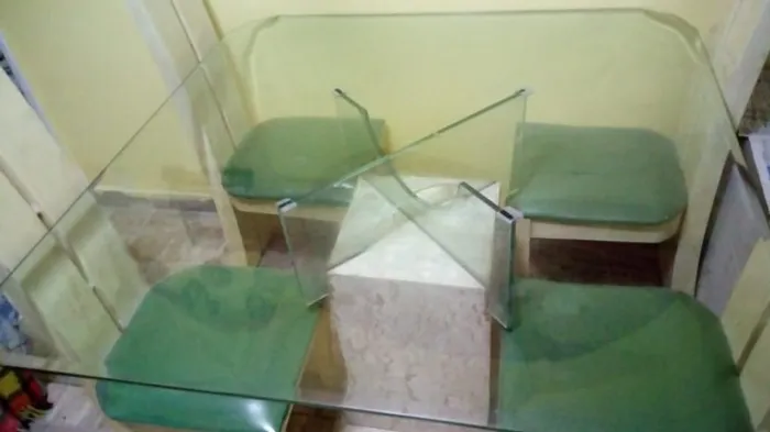 Mesa com 4 cadeiras de mármore e vidro