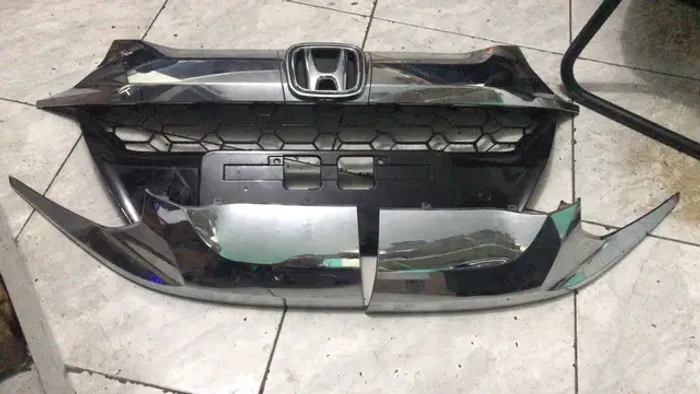 Grade preta e cromada Honda Wrv 