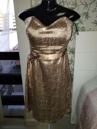 Vestido dourado tomara que caia com lantejoula