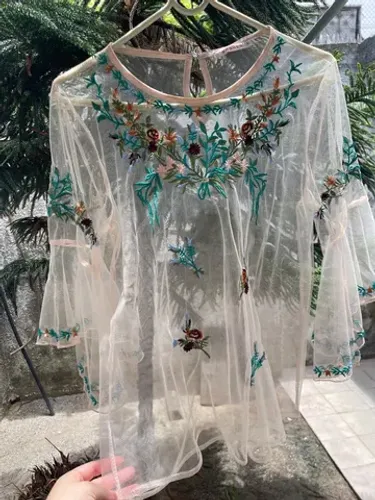 Camisa transparente + blusa pra usar por dentro.
