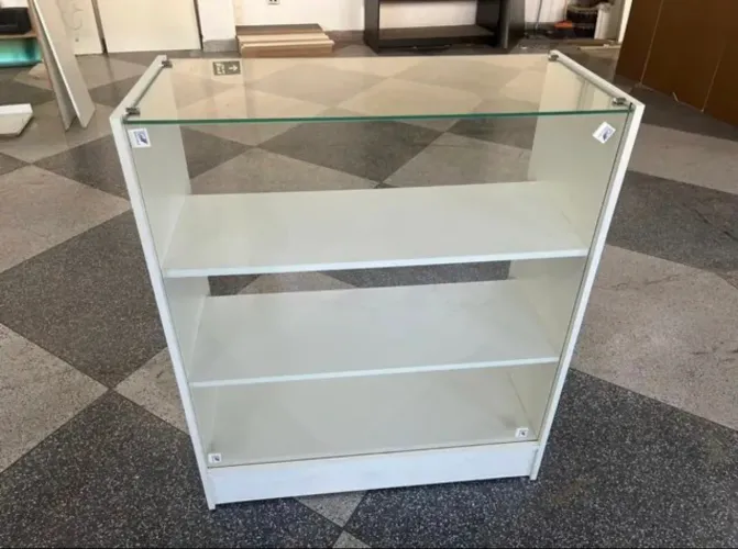 BALCÃO VITRINE COM VIDRO SUPERIOR