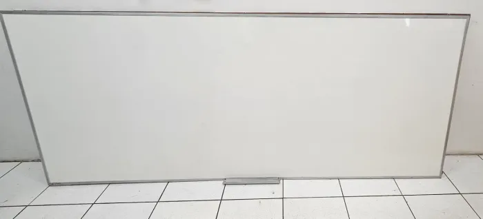 Quadro branco de uso profissional indicado para escrita com marcadores de quadro branco. 