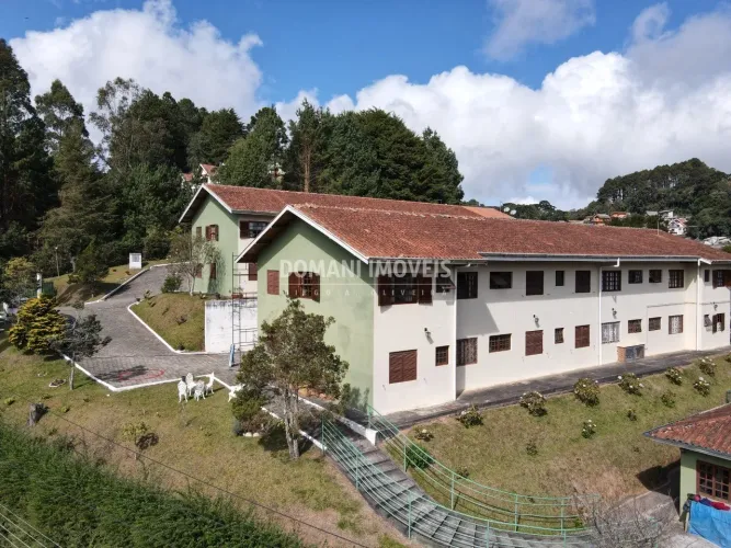 Belo Apartamento Mobiliado à Venda na Região da Floresta Negra - Campos do Jordão/SP