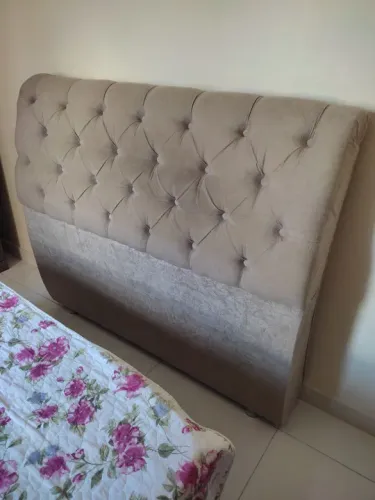 Cabeceira de cama capitonê em suede bege