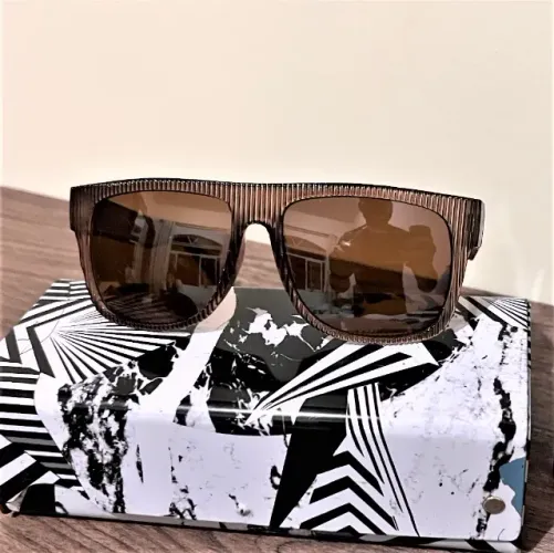 (Aceito cartão) Óculos de Sol Quadrado Infantil, Lente Marrom e Armação Marrom UV400