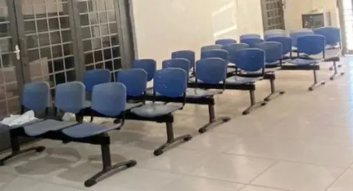 Itens de Igreja, bancos, bebedouro, gasofilacio, pupito, plataforma.