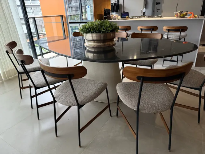 Mesa de jantar Tampo em quartzito e base em concreto 