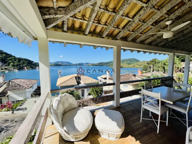 Linda casa com vaga de iate em cond de luxo