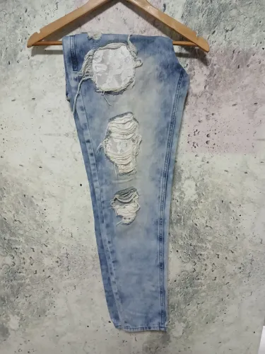 Jeans rasgado com renda