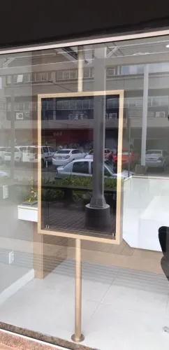 Suporte de TV para vitrine