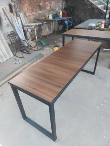 Mesa de escritório com design moderno e elegante