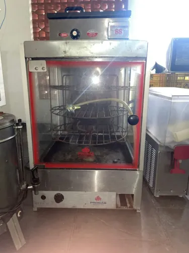 Máquina de assar frango giratória 2 funções elétrica e a gás.