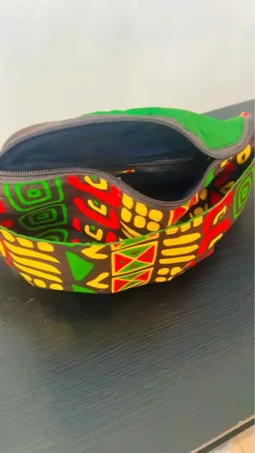 Pochete colorida verdade e amarelo com 2 bolso na frente e um dentro