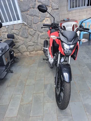 Moto MUITO NOVA 10km rodados !!!