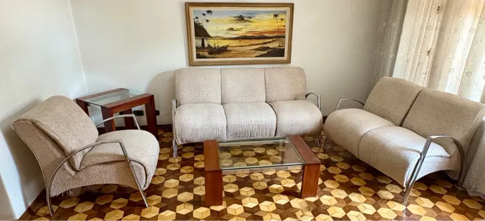 Conjunto Sofá 3 lugares e Poltronas, mesa de centro e mesa de canto
