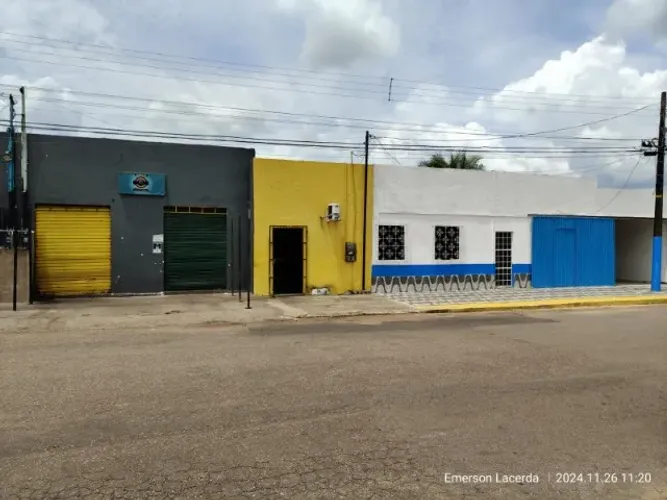 Vende-se esta casa com pontos comerciais