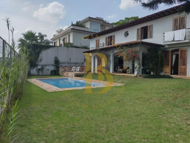 Casa á venda com 805m², pra reforma, 4 quartos, 7 vagas, piscina, na Cidade Jardim prox Pa