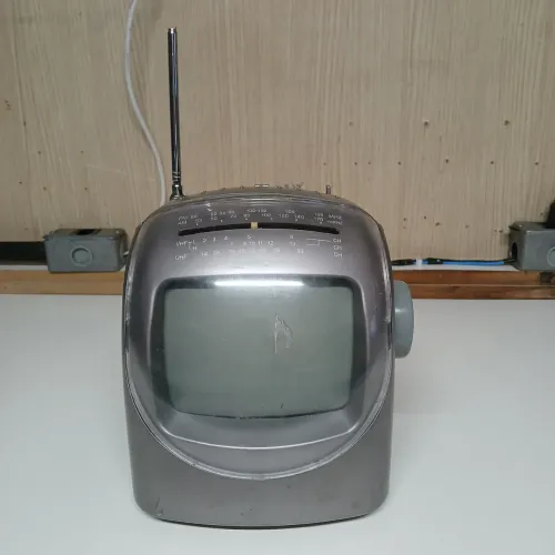 Vendo essa TV e rádio antigo funcionando tudo 