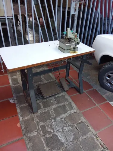 Máquina de Costura Overlock Industrial