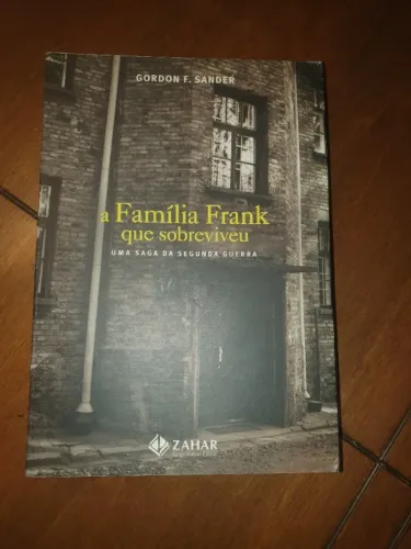 Livro sobre a segunda guerra mundial,  A Família Frank que sobreviveu. 