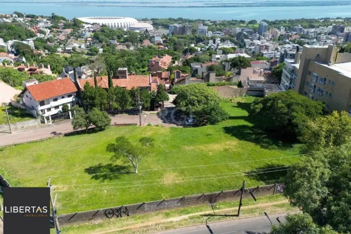 Excelente terreno à venda em Porto Alegre, localizado na Rua Correa Lima,