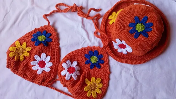 Conjunto Biquíni e Chapéu de Crochê Florido Laranja