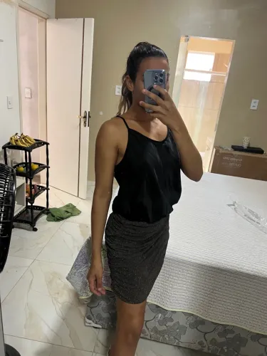 Vestido preto com saia brilhante